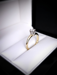 Zlatý L. briliantový prsteň