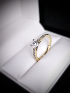 Zlatý L. briliantový prsteň