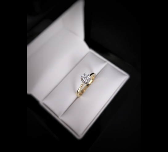 Zlatý L. briliantový prsteň