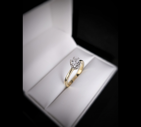 Zlatý L. briliantový prsteň