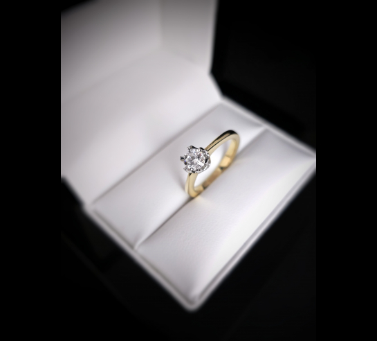 Zlatý L. briliantový prsteň