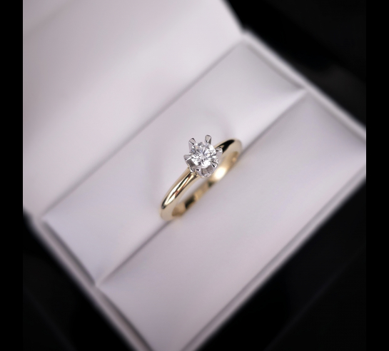 Zlatý L. briliantový prsteň