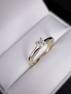 Zlatý briliantový prsteň...