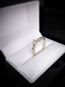 Zlatý briliantový prsteň... 2