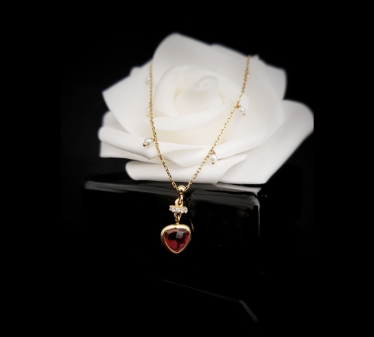 Zlatá celebrit retiazka s červeným...