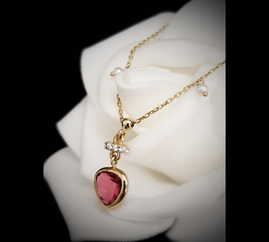 Zlatá celebrit retiazka s červeným...