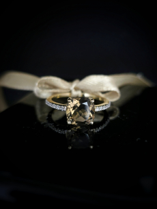 Zlatý briliantový prsteň...