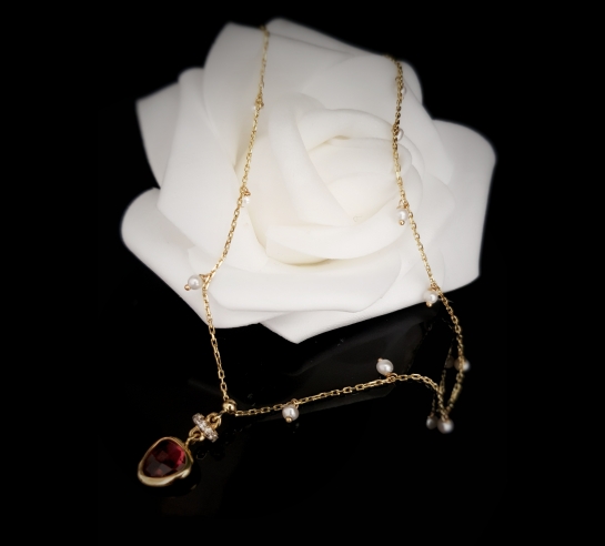 Zlatá celebrit retiazka s červeným...