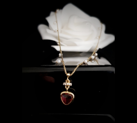 Zlatá celebrit retiazka s červeným...